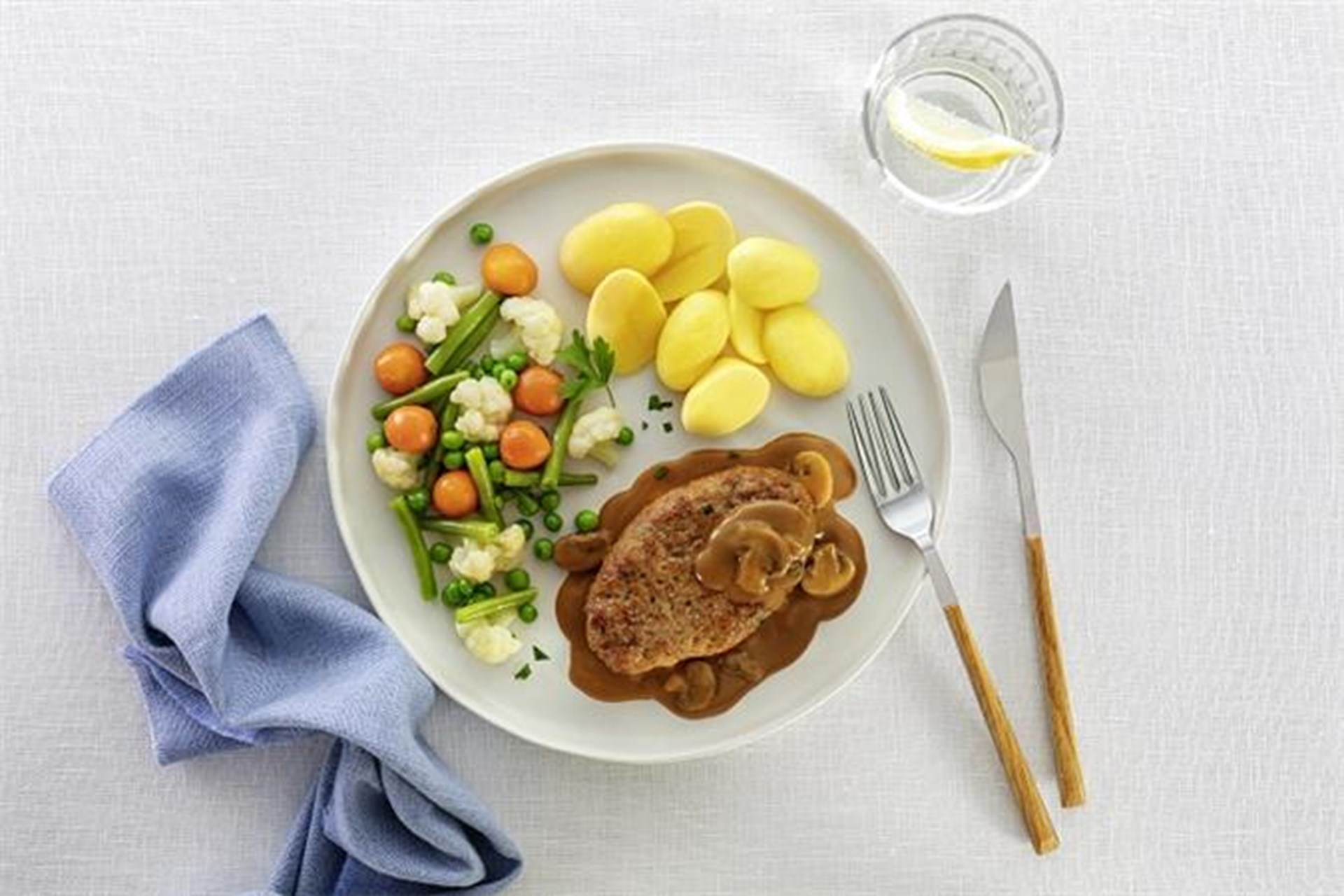 Eine Mahlzeit bestehend aus Kartoffeln, Fleisch und Gemüse