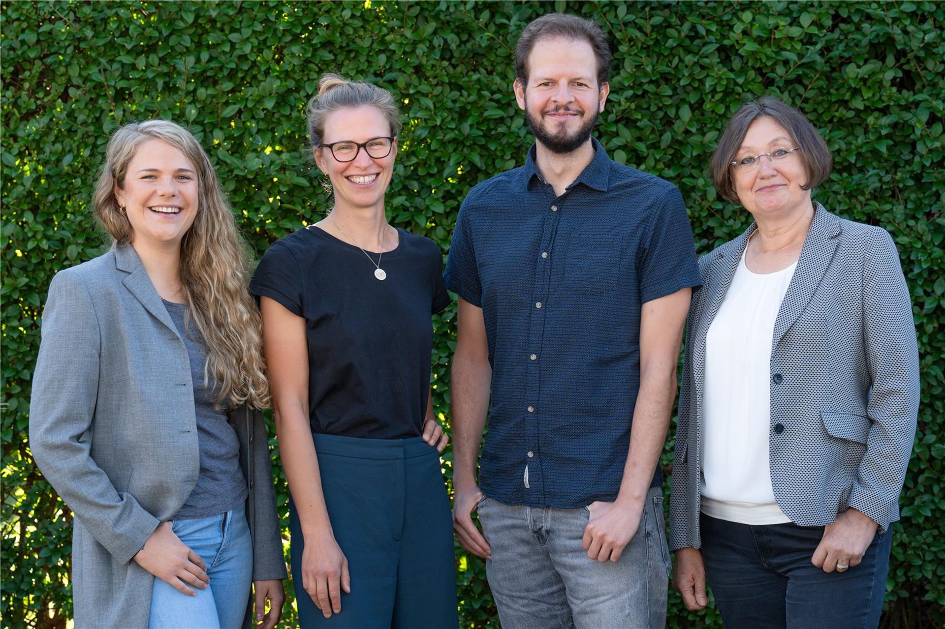 Gruppenfoto des Teams Fachdienst für Integration und Migration mit Julia Hainsch, Angelina Veit, Moritz Seipp und Eva Grams