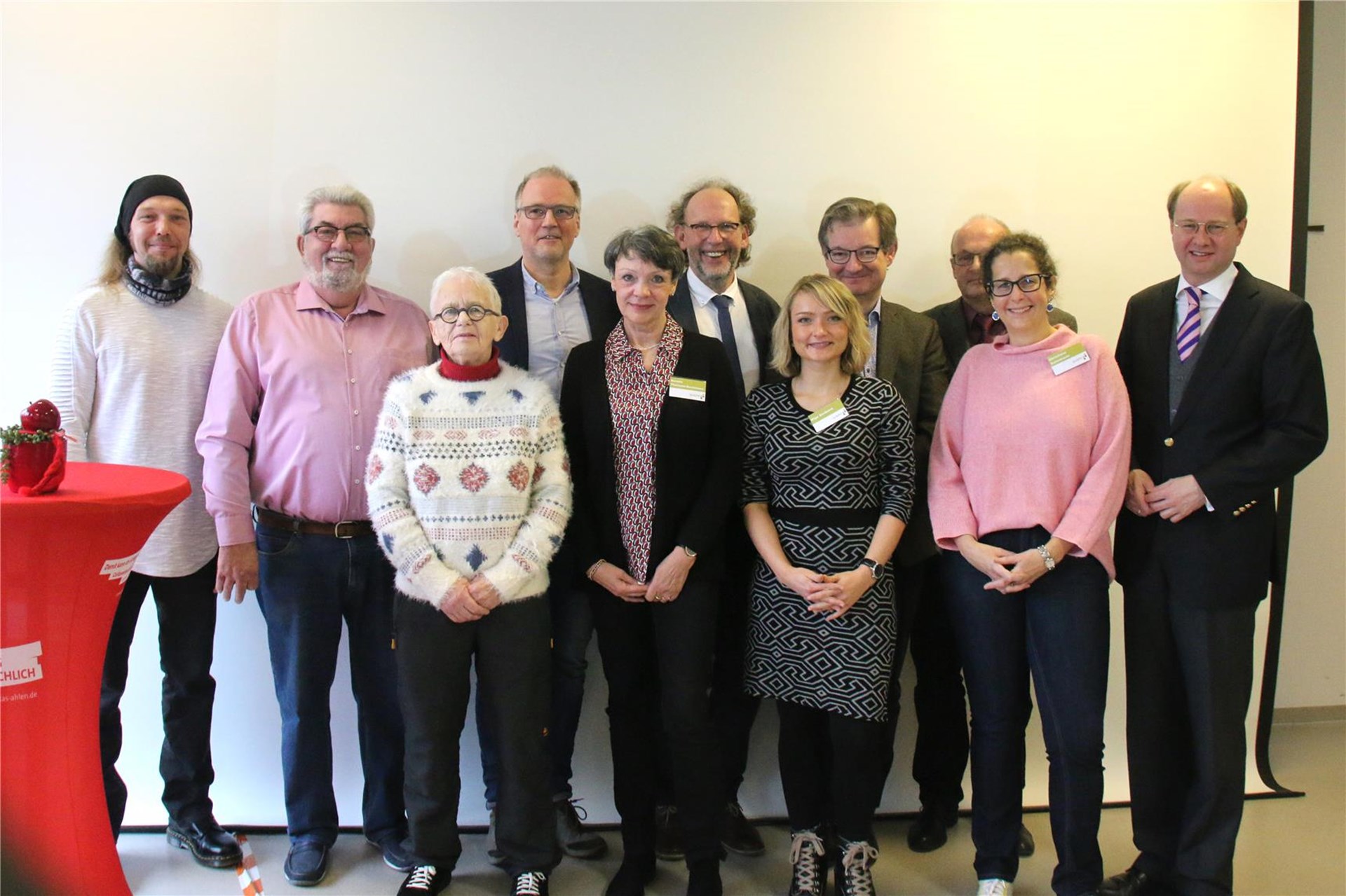 Gruppenfoto bei der Veranstaltung "on der Alkohol- zur Mediensucht" mit u. a. Heinrich Sinder und Mitarbeiter:innen der Sucht- und Drogenberatung des Caritasverbandes