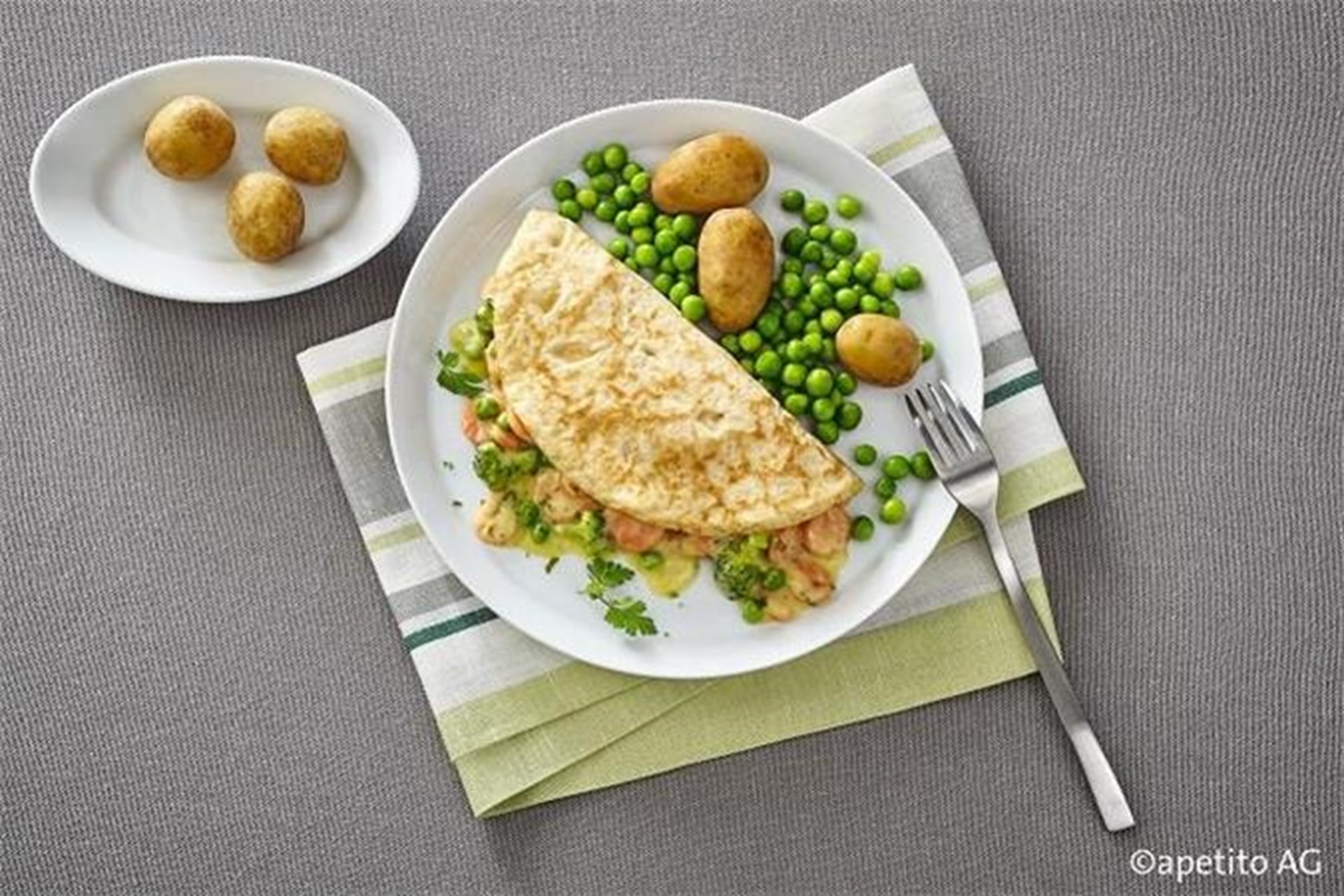 Eine Mahlzeit bestehend aus Pfannkuchen, Gemüse und Kartoffeln
